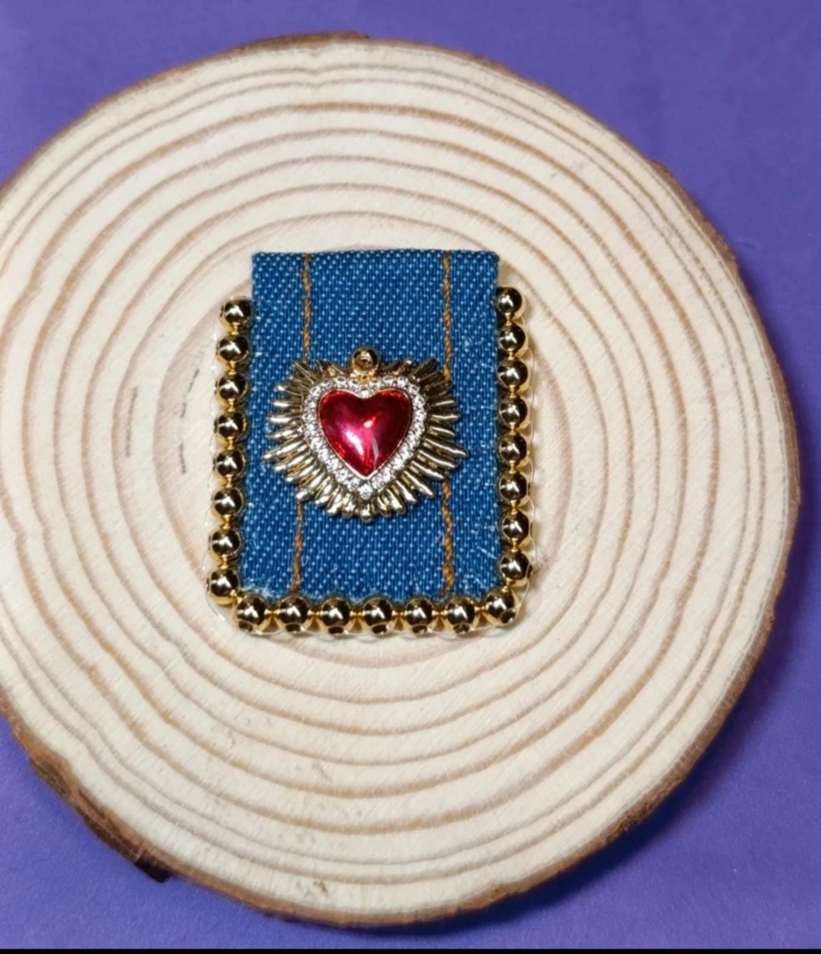 Dije artesanal Tela vaquera azul, bolitas doradas y corazón acrílico rojo